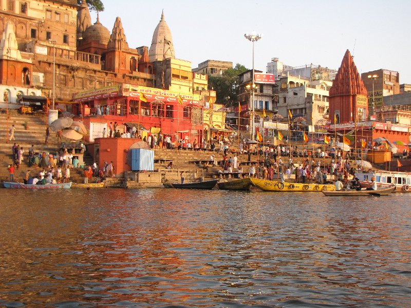 ghats ganges.jpg - Het is ongeveer 6:30 uur en bij de grote ghats wordt het al wat drukker.